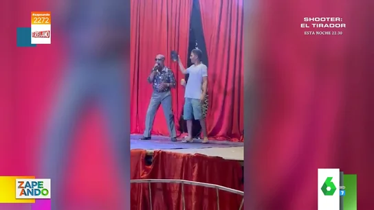 El momento en el que un espontáneo se sube al escenario y quita el peluquín al cantante en pleno concierto El momento en el que un espontáneo se sube al escenario y quita el peluquín al cantante en pleno concierto