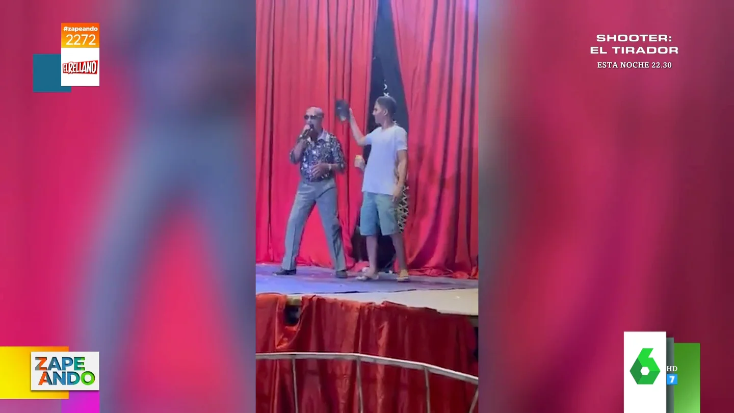 El momento en el que un espontáneo se sube al escenario y quita el peluquín al cantante en pleno concierto El momento en el que un espontáneo se sube al escenario y quita el peluquín al cantante en pleno concierto