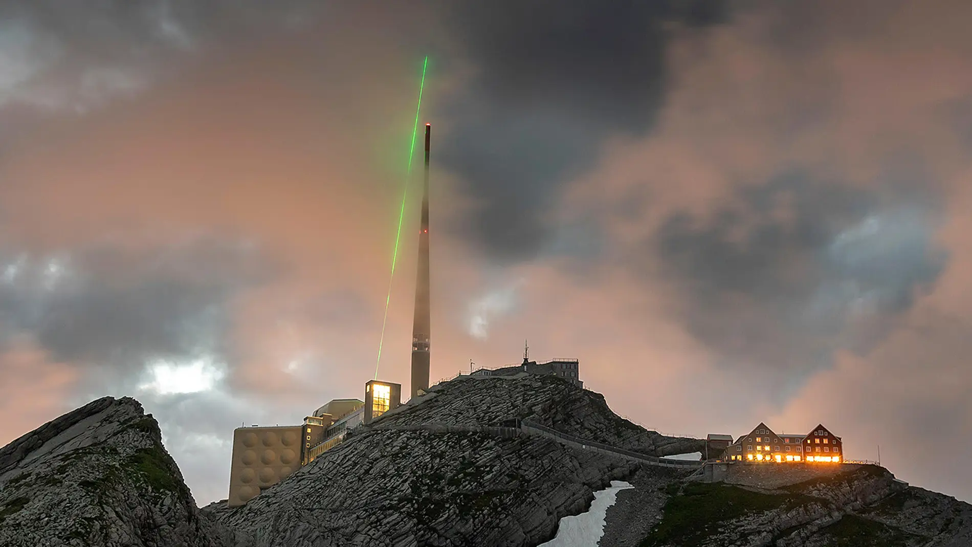 El pararrayos láser en acción en la montaña suiza El pararrayos láser en acción en la montaña suiza