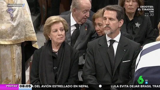 La reina Sofía y el rey Juan Carlos I comparten confidencias en el funeral de Constantino de Grecia La reina Sofía y el rey Juan Carlos I comparten confidencias en el funeral de Constantino de Grecia