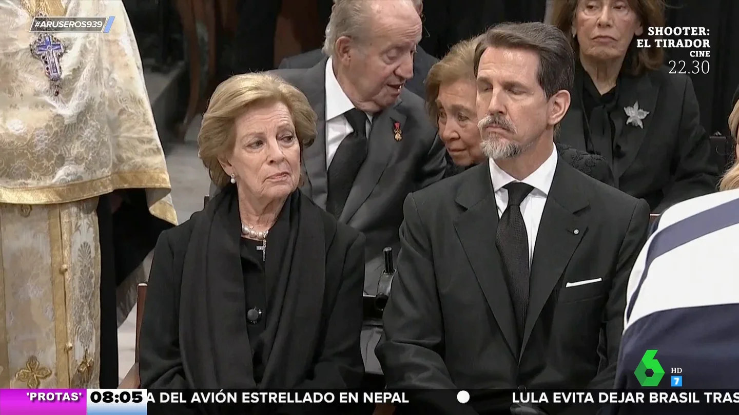 La reina Sofía y el rey Juan Carlos I comparten confidencias en el funeral de Constantino de Grecia La reina Sofía y el rey Juan Carlos I comparten confidencias en el funeral de Constantino de Grecia