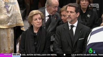 La reina Sofía y el rey Juan Carlos I comparten confidencias en el funeral de Constantino de Grecia