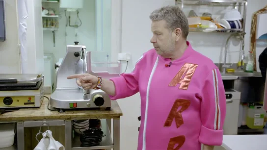 Así manda Alberto Chicote parar la canción 'Abre tu mente' (sin éxito) de la cocina de Bámbola Así manda Alberto Chicote parar la canción 'Abre tu mente' (sin éxito) de la cocina de Bámbola