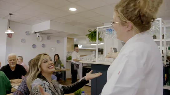 "Hola, ¿qué tal estás? Soy Merche": la cantante favorita de la cocinera de Bámbola sorprende a los empleados "Hola, ¿qué tal estás? Soy Merche": la cantante favorita de la cocinera de Bámbola sorprende a los empleados