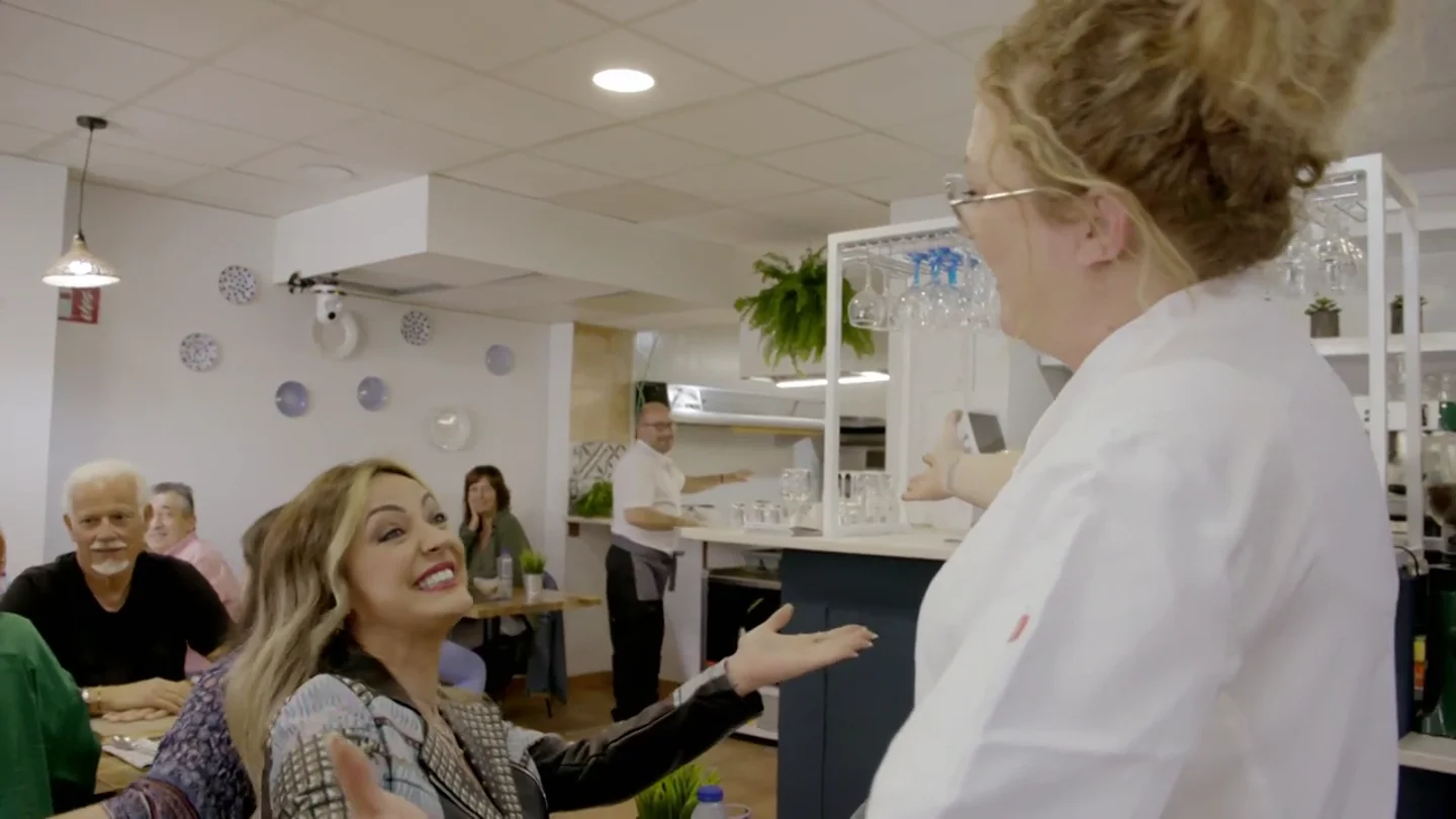 "Hola, ¿qué tal estás? Soy Merche": la cantante favorita de la cocinera de Bámbola sorprende a los empleados "Hola, ¿qué tal estás? Soy Merche": la cantante favorita de la cocinera de Bámbola sorprende a los empleados