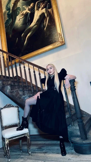 Imagen en la que Madonna posa junto al cuadro y que habría publicado y después borrado de su perfil de Instagram