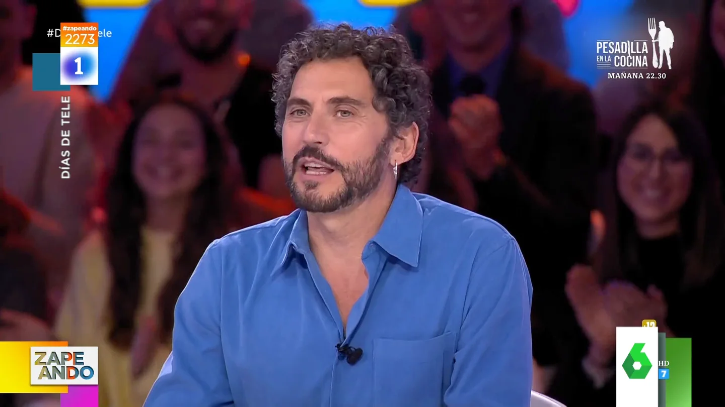 El surrealista susto de la abuela de Paco León con la tele: "Trae un trapo para las piernas, que el del telediario me mira mucho" El surrealista susto de la abuela de Paco León con la tele: "Trae un trapo para las piernas, que el del telediario me mira mucho"