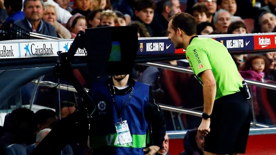 El árbitro consulta el VAR El árbitro consulta el VAR