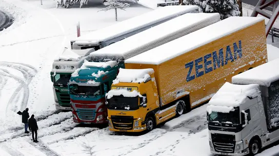 Dos camioneros limpian de nieve la calzada en el area de servicio de Pagozelay (Navarra) Dos camioneros limpian de nieve la calzada en el area de servicio de Pagozelay (Navarra)