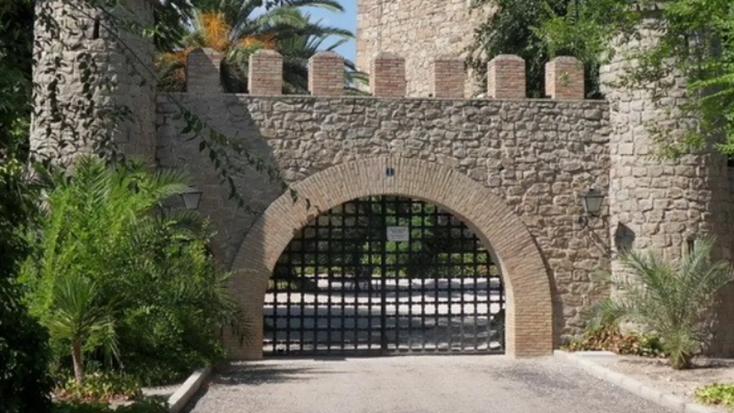 Se vende un castillo en Jaén de la época califal por un millón y medio de euros Se vende un castillo en Jaén de la época califal por un millón y medio de euros