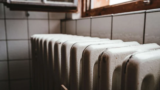 Por qué no es nada recomendable poner los pies sobre el radiador para entrar en calor: esto dicen los expertos Por qué no es nada recomendable poner los pies sobre el radiador para entrar en calor: esto dicen los expertos