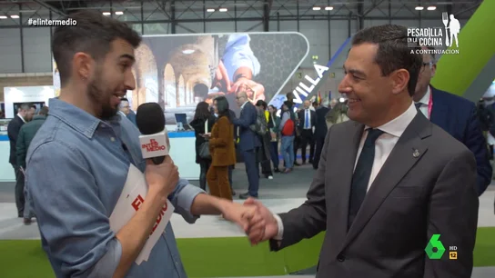 Así reacciona Juanma Moreno cuando Isma Juárez le da la mano izquierda y no la derecha en Fitur Así reacciona Juanma Moreno cuando Isma Juárez le da la mano izquierda y no la derecha en Fitur