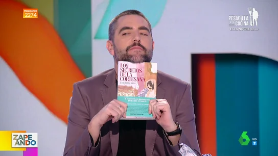 Cristina Pedroche reta a una sensual foto a Dani Mateo tras regalarle este "incendiario" libro en directo Cristina Pedroche reta a una sensual foto a Dani Mateo tras regalarle este "incendiario" libro en directo
