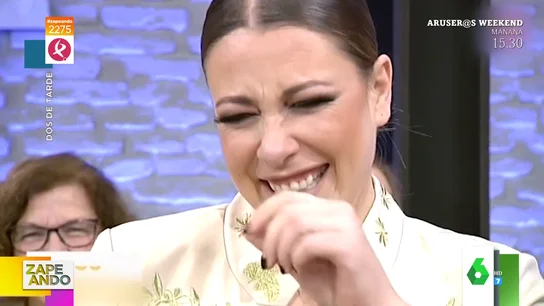 El ataque de risa de una presentadora ante el surrealista baile de una mujer del público: El ataque de risa de una presentadora ante el surrealista baile de una mujer del público: