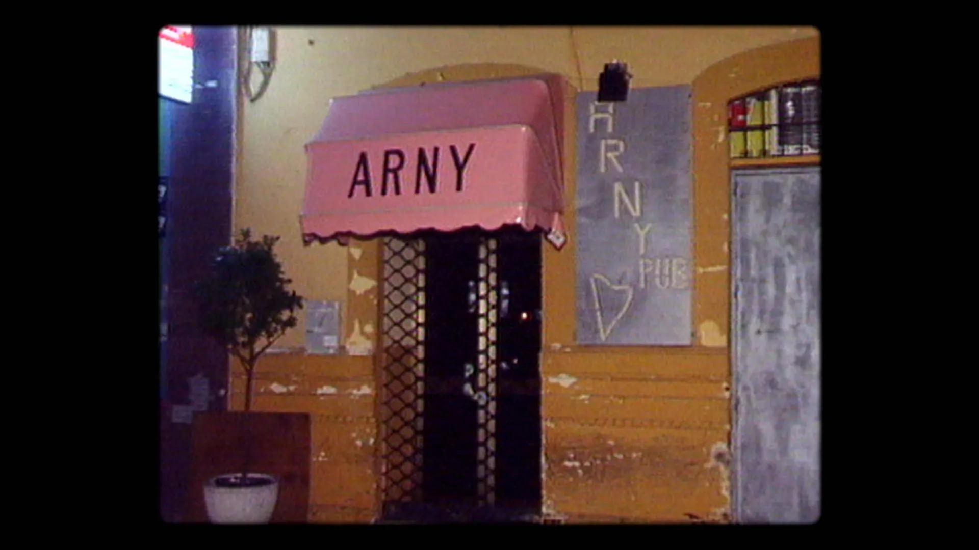 La entrada al pub Arny se convirtió en una imagen recurrente en los medios durante más de dos años hasta la celebración del juicio.