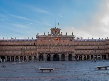 Plaza Mayor de Salamanca: por qué está repetido el medallón de Felipe V y otros datos curiosos