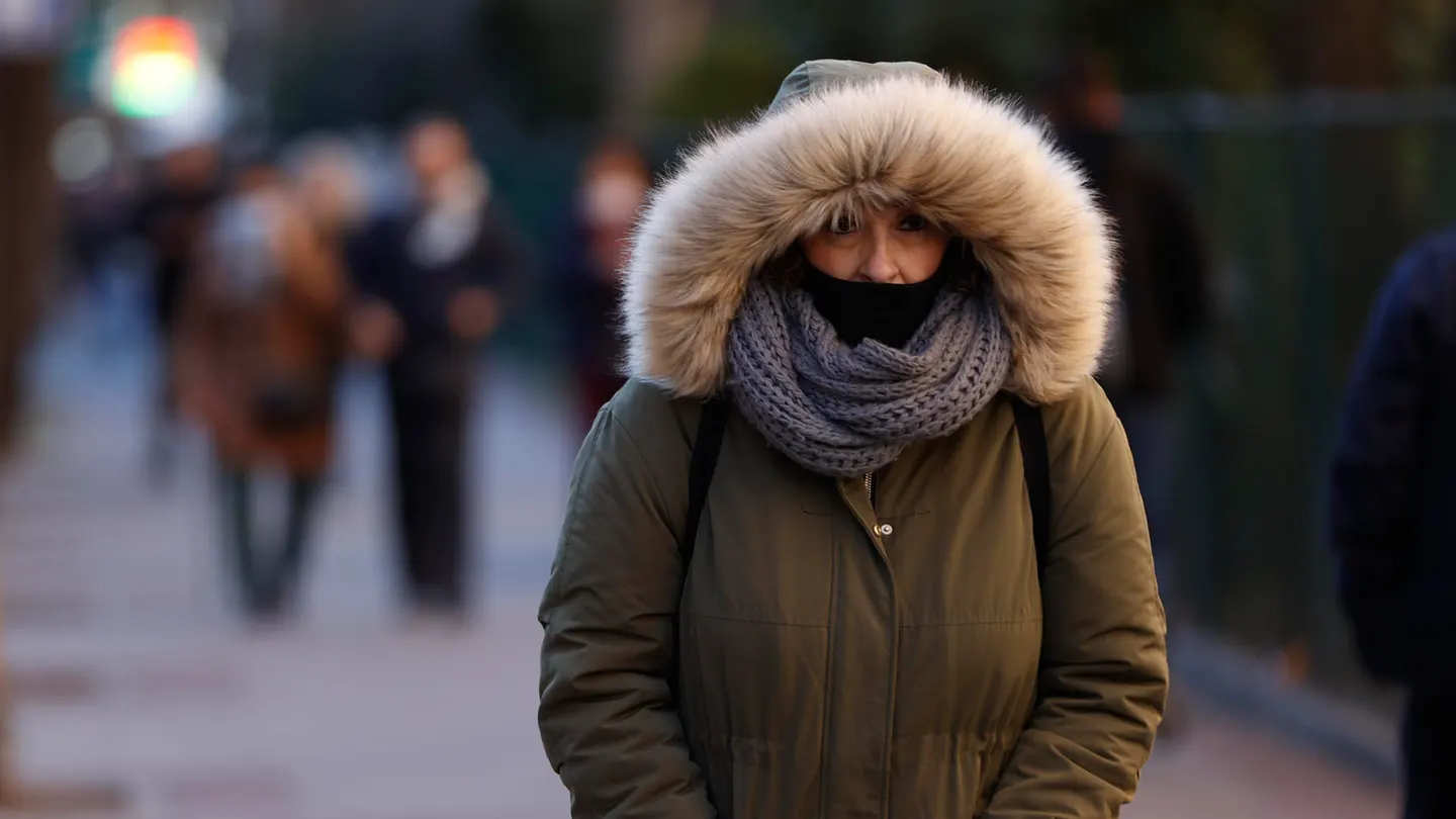 Una mujer pasea por Madrid en una fría mañana. Una mujer pasea por Madrid en una fría mañana.