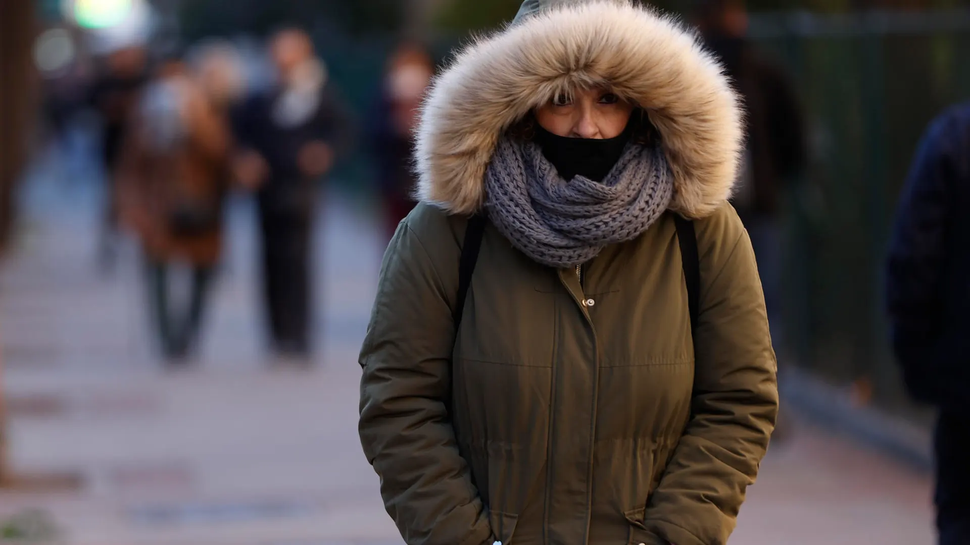 Una mujer pasea por Madrid en una fría mañana.