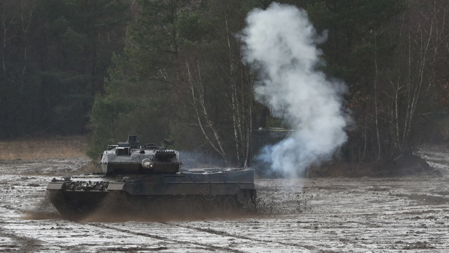 Un tanque de combate Leopard 2 en acción durante unos ejercicios militarres Un tanque de combate Leopard 2 en acción durante unos ejercicios militarres