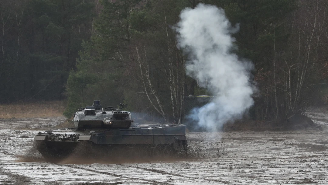 Un tanque de combate Leopard 2 en acción durante unos ejercicios militarres