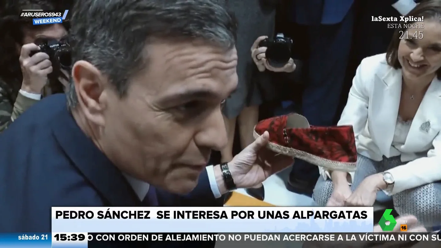 Estas son las alpargatas que han 'enamorado' a Pedro Sánchez en Fitur Estas son las alpargatas que han 'enamorado' a Pedro Sánchez en Fitur