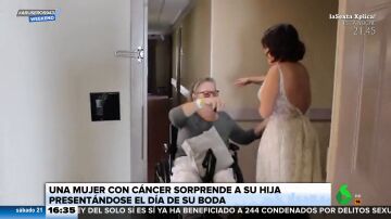 Una mujer con cáncer sorprende a su hija presentándose en su boda 