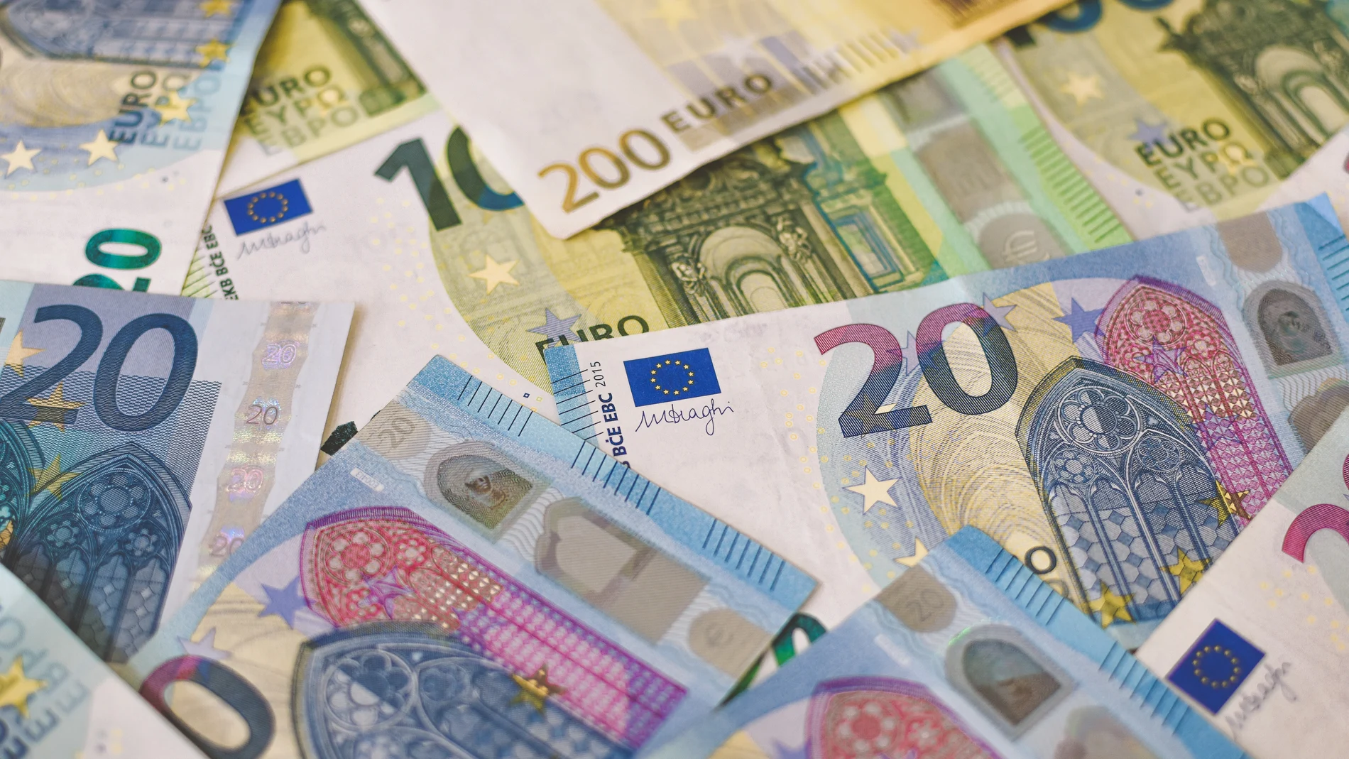Se venden 2.500 euros a cambio de 50: los billetes falsos inundan la  'darknet