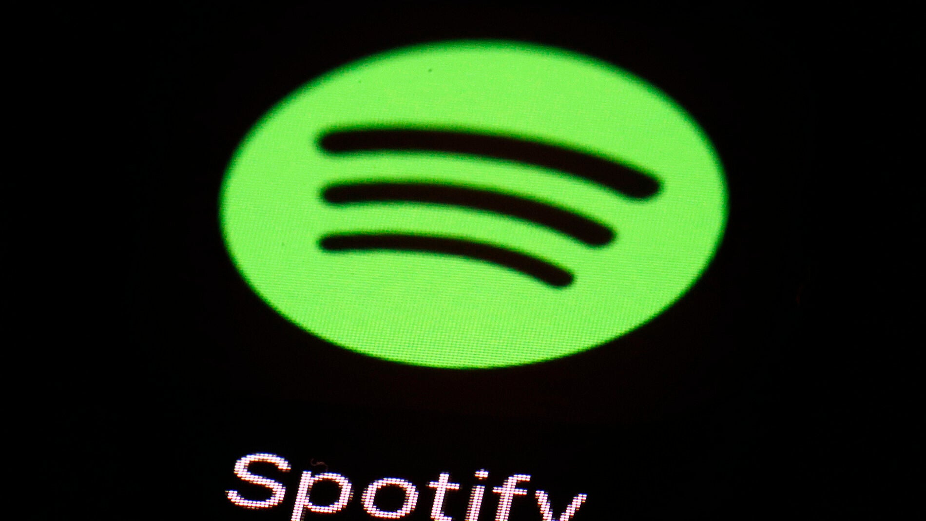 Spotify sustituye el botón del corazón por el signo más para guardar  canciones o crear listas