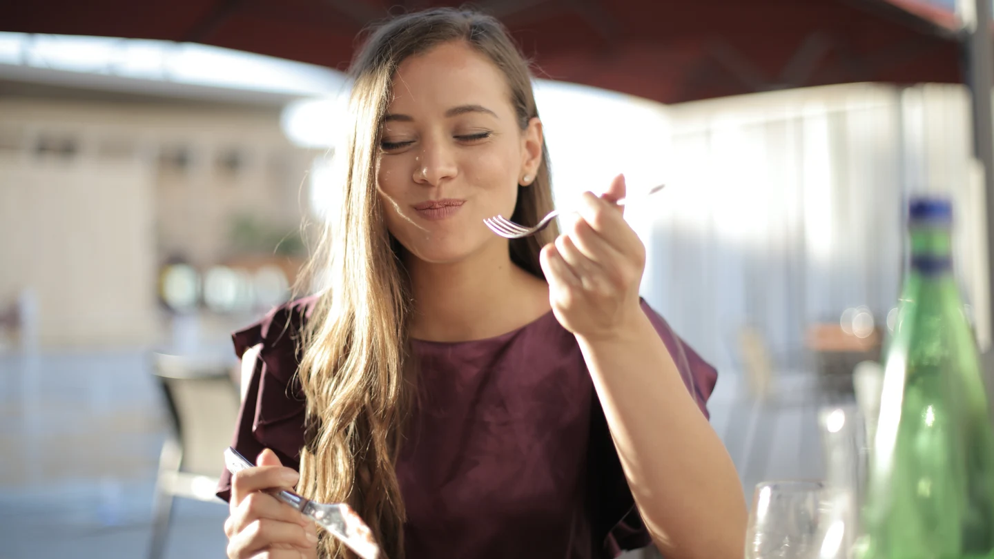 ¿De verdad necesito comer ahora o es ansiedad? Las 5 diferencias entre el hambre emocional y la real ¿De verdad necesito comer ahora o es ansiedad? Las 5 diferencias entre el hambre emocional y la real