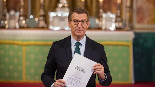 El presidente del Partido Popular, Alberto Núñez Feijóo, muestra su Plan de Calidad Institucional. El presidente del Partido Popular, Alberto Núñez Feijóo, muestra su Plan de Calidad Institucional.