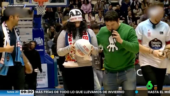 La divertida sorpresa de un chico para pedirle matrimonio a su novia en un partido de baloncesto La divertida sorpresa de un chico para pedirle matrimonio a su novia en un partido de baloncesto