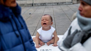 Un bebé gigante llora en el centro de Madrid para pedir medidas que protejan la lactancia en público