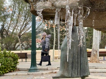 Carámbanos en una fuente de un parque de Teruel debido a las bajas temperaturas invernales