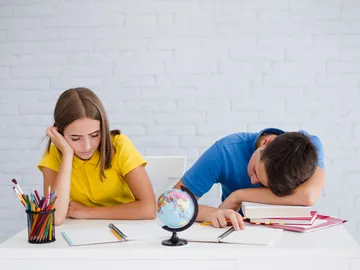 Adolescentes estudiando Adolescentes estudiando
