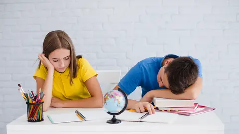 Adolescentes estudiando Adolescentes estudiando