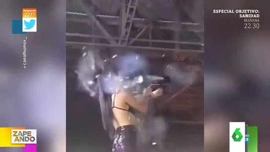 La cagada viral de una gogó en una discoteca: así se da en la cara al disparar la pistola de confeti La cagada viral de una gogó en una discoteca: así se da en la cara al disparar la pistola de confeti