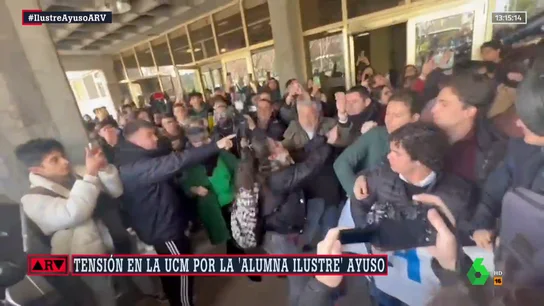 "¡Fuera fascistas de la Universidad!": choque entre alumnos por el nombramiento de Ayuso como alumna ilustre "¡Fuera fascistas de la Universidad!": choque entre alumnos por el nombramiento de Ayuso como alumna ilustre