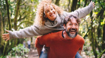 Una pareja felices de viaje