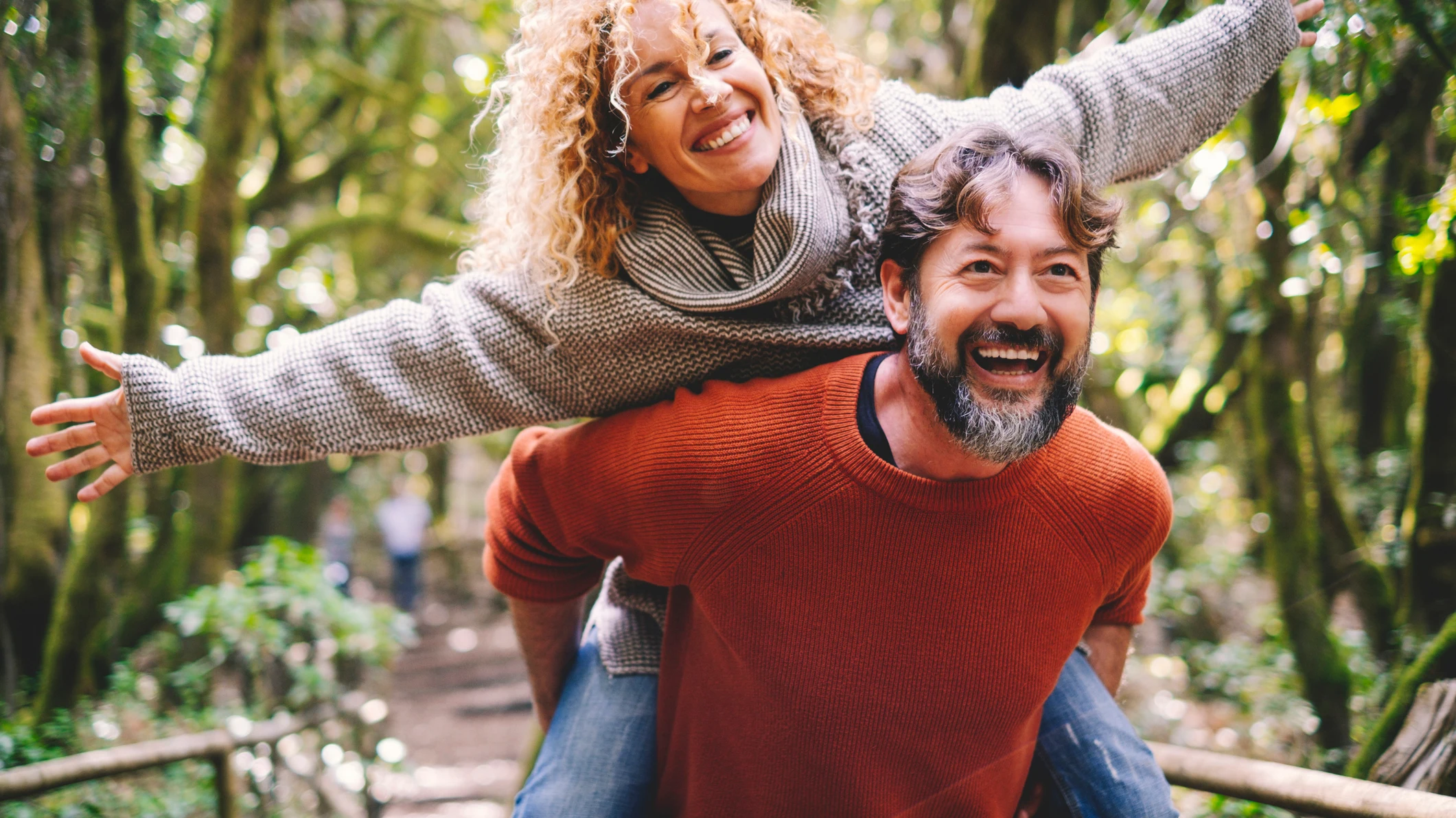 Una pareja felices de viaje Una pareja felices de viaje