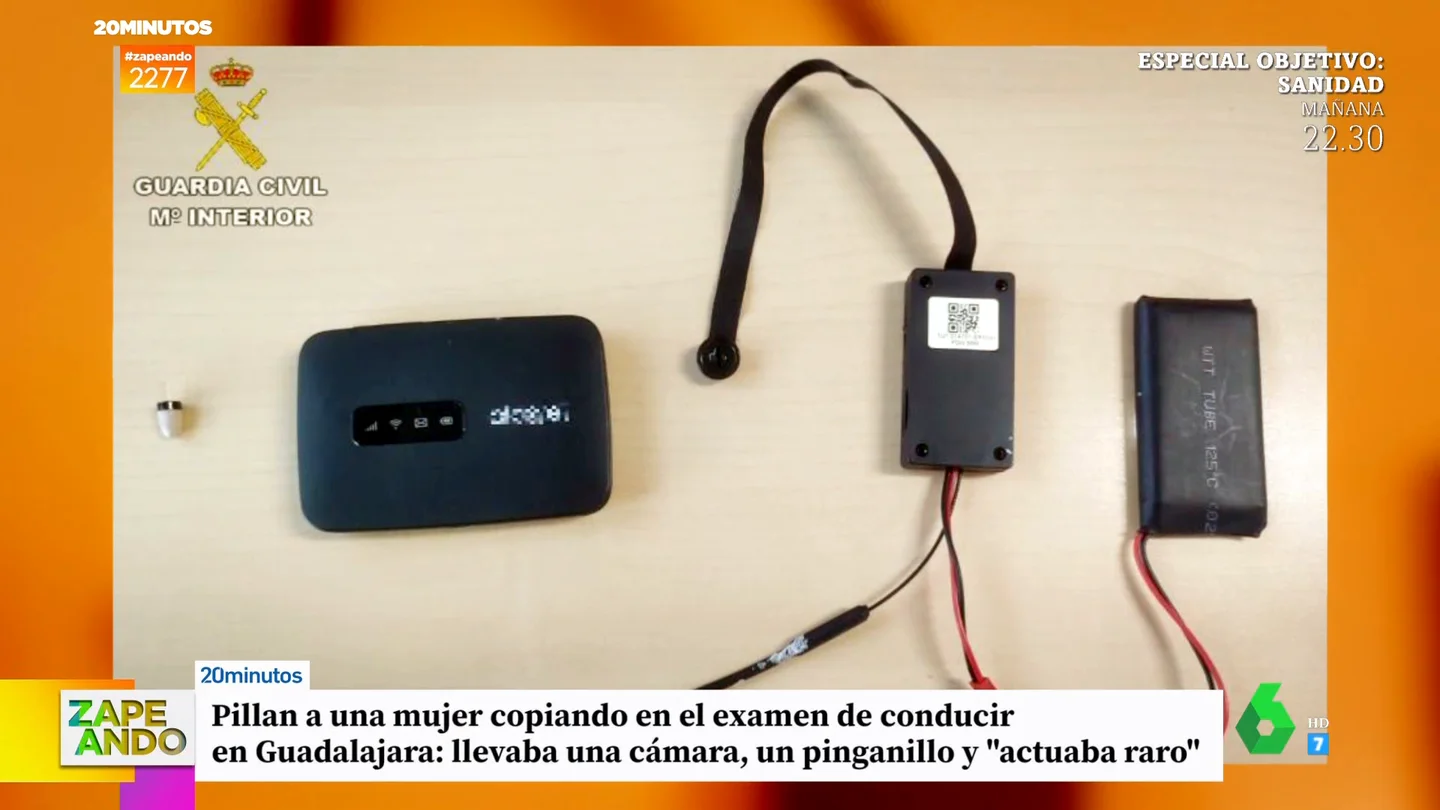 Pillan a una mujer con cascos y pinganillo copiando en el examen de conducir Pillan a una mujer con cascos y pinganillo copiando en el examen de conducir