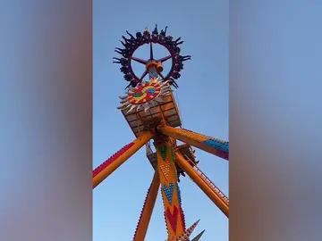 Unos turistas se quedan colgados boca abajo en una atracción de un parque temático en China Unos turistas se quedan colgados boca abajo en una atracción de un parque temático en China