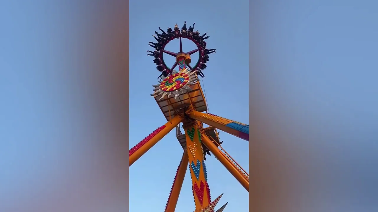 Unos turistas se quedan colgados boca abajo en una atracci&oacute;n de un parque tem&aacute;tico en China