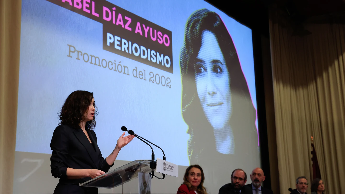 La presidenta de la Comunidad de Madrid, Isabel Díaz Ayuso, tras recibir la distinción como "Alumna UCM Ilustre" La presidenta de la Comunidad de Madrid, Isabel Díaz Ayuso, tras recibir la distinción como "Alumna UCM Ilustre"