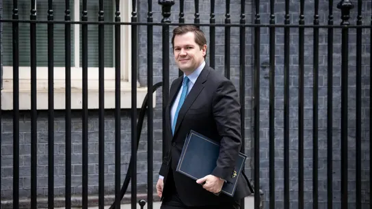 El ministro de Migraciones de Reino Unido, Robert Jenrick, acude a una reunión en Downing Street. El ministro de Migraciones de Reino Unido, Robert Jenrick, acude a una reunión en Downing Street.