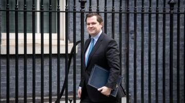 El ministro de Migraciones de Reino Unido, Robert Jenrick, acude a una reunión en Downing Street.