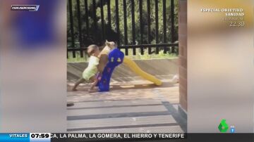 El divertido vídeo viral de un bebé y un niño que juegan a tirarse por un tobogán