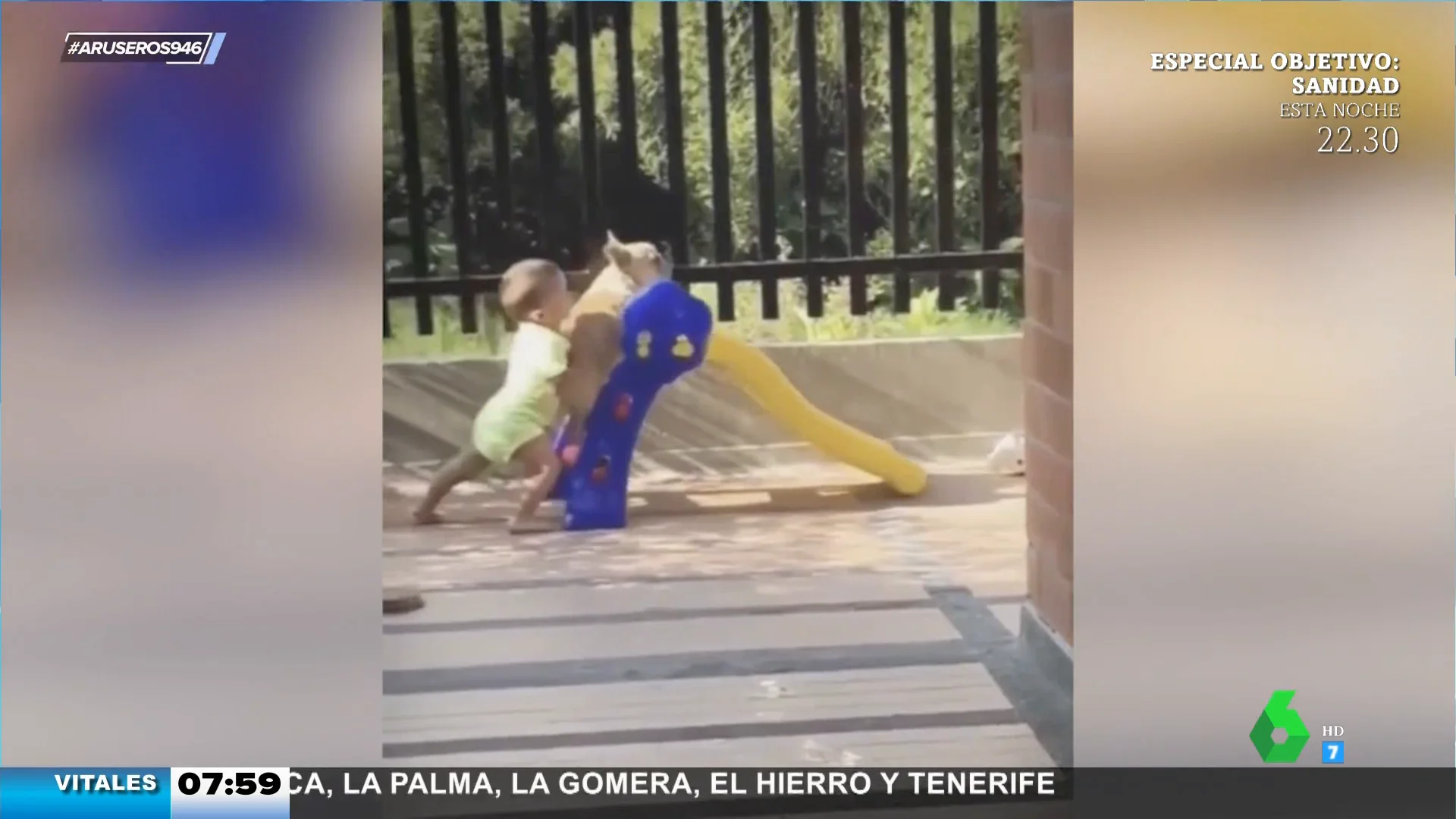 El divertido vídeo viral de un bebé y un niño que juegan a tirarse por un tobogán