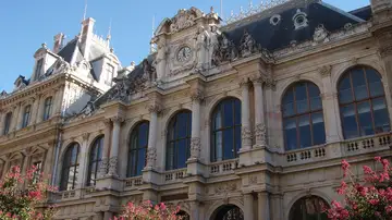 Palacio de la Bolsa de Lyon: ¿sabías que, a la salida de este edificio, fue asesinado un Presidente de la República?