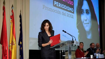 La presidenta de la Comunidad de Madrid, Isabel Díaz Ayuso, tras recibir la distinción como "Alumni UCM Ilustre".