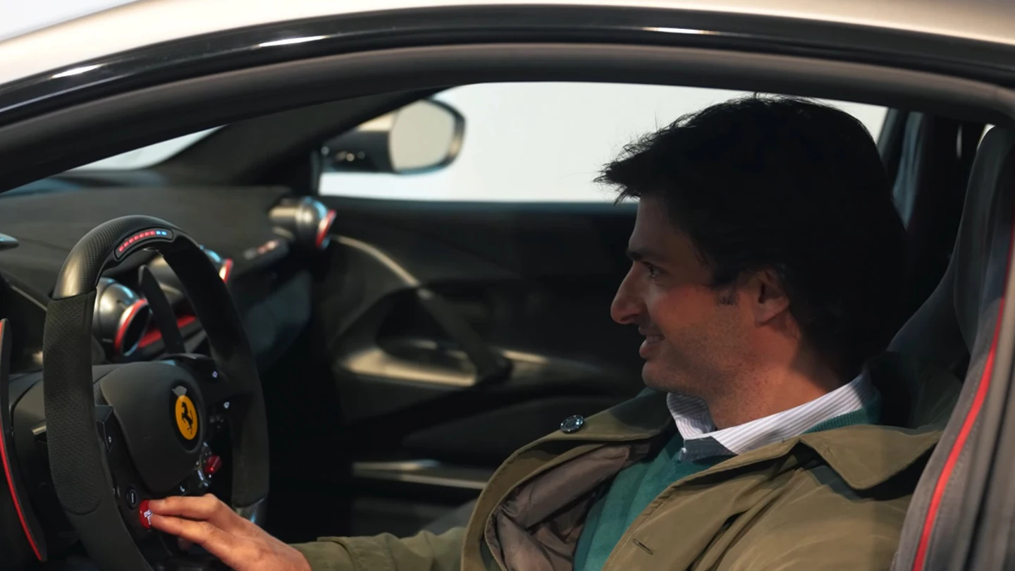 Carlos Sainz con su nuevo Ferari 812 Carlos Sainz con su nuevo Ferari 812